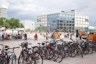 Berlin alexanderplatz kalabalık insan.