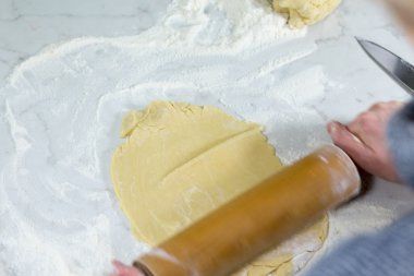 reçel ile koni kek.