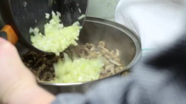 Pizza ev Lehçe koşullarında.