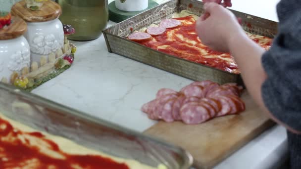 Pizza zu Hause in polnischen Verhältnissen. — Stockvideo