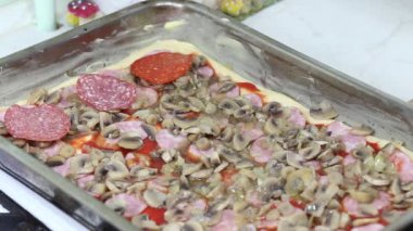 Pizza ev Lehçe koşullarında.