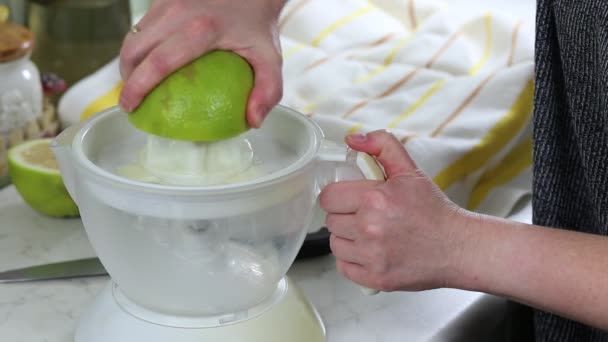 Suco de toranja. — Vídeo de Stock