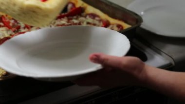 Pizza ev Lehçe koşullarında.
