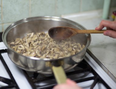 Pizza ev Lehçe koşullarında.