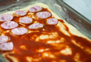 Pizza ev Lehçe koşullarında.