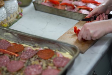 Pizza ev Lehçe koşullarında.