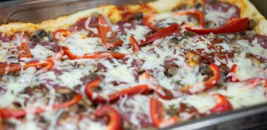 Pizza ev Lehçe koşullarında.