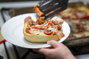 Pizza ev Lehçe koşullarında.