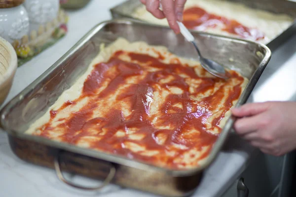 Casa de pizza en condiciones polacas . — Foto de Stock