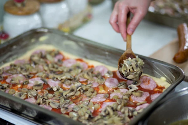 Casa de pizza en condiciones polacas . — Foto de Stock