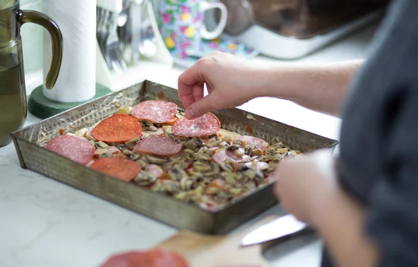 Pizza thuis in Pools voorwaarden. — Stockfoto