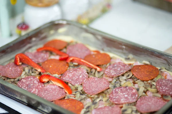 Pizza casa em condições polonesas . — Fotografia de Stock