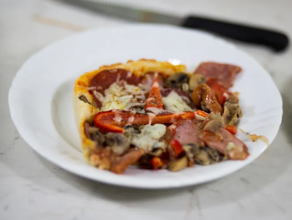 Pizza casa em condições polonesas . — Fotografia de Stock