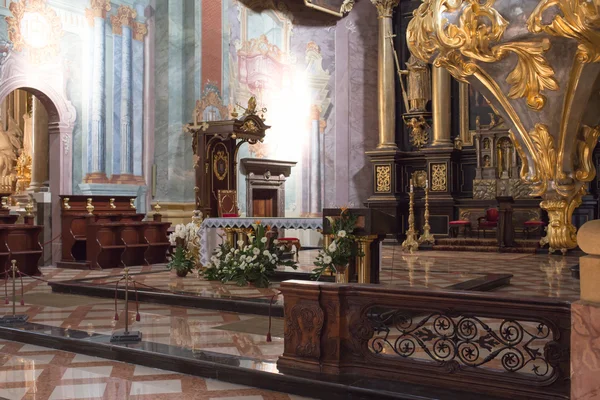 Inne i katolska kyrkan. — Stockfoto