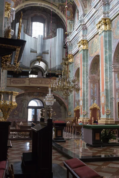 Inne i katolska kyrkan. — Stockfoto