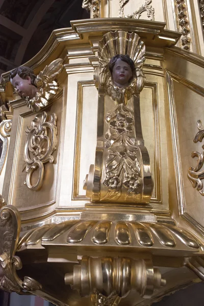 Dentro da igreja católica . — Fotografia de Stock