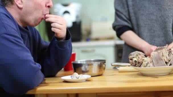 Lame tus dedos. Mujer trabajadora y comiendo un hombre . — Vídeos de Stock