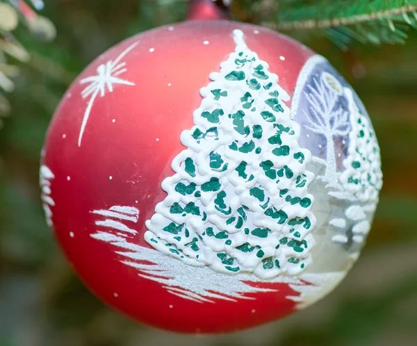 Xmas bauble op boom — Stockfoto