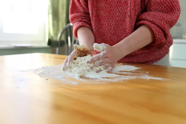 Gâteaux croquants appelés faworki . — Photo