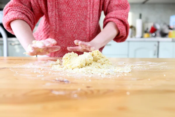 Gâteaux croquants appelés faworki . — Photo