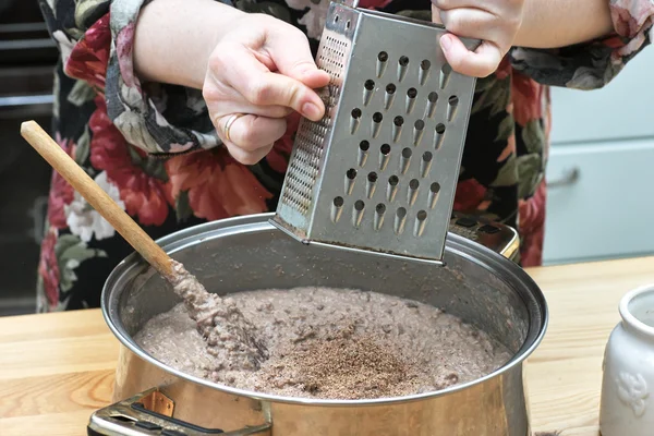 karaciğer pate hazırlanması.