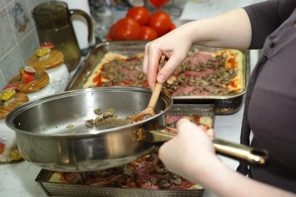 Casa de pizza en condiciones polacas . — Foto de Stock