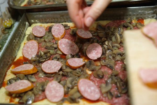 Casa de pizza en condiciones polacas . — Foto de Stock