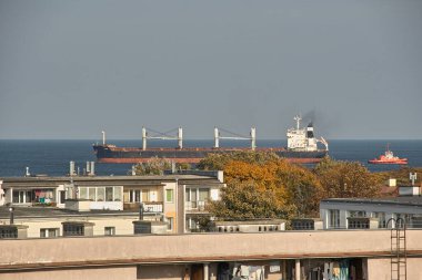 Sabah görüşürüz. Taşıyıcı. Baltık Denizi. Gdansk Körfezi. İskeleye gemi girişi. Gdansk Brzezno, Polonya.