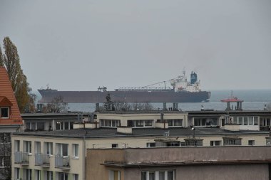 Sabah görüşürüz. Taşıyıcı. Baltık Denizi. Gdansk Körfezi. İskeleye gemi girişi. Gdansk Brzezno, Polonya.