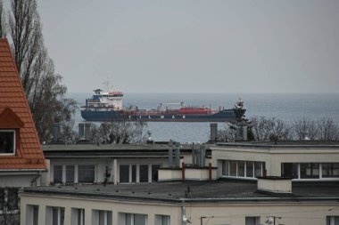Sabah görüşürüz. Taşıyıcı. Baltık Denizi. Gdansk Körfezi. İskeleye gemi girişi. Gdansk Brzezno, Polonya.