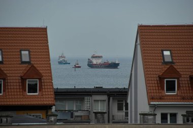 Sabah görüşürüz. Taşıyıcı. Baltık Denizi. Gdansk Körfezi. İskeleye gemi girişi. Gdansk Brzezno, Polonya.