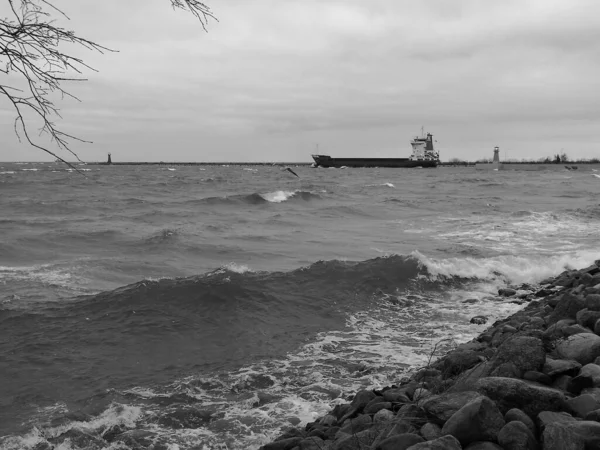 那艘船沙滩上的风暴潮波兰格但斯克 格但斯克湾 波罗的海 — 图库照片
