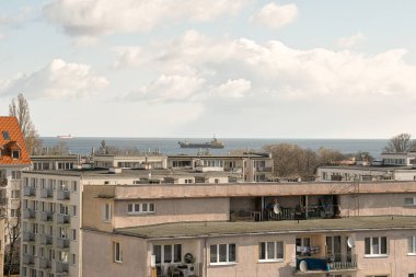 Sabah görüşürüz. Gdansk Körfezi 'ndeki gemi. Renkli sanatsal görünüş. Limanın gemi girişi. Gdansk Brzezno, Baltık Denizi. Gdansk Körfezi, Polonya.