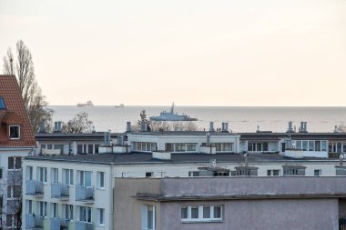Sabah görüşürüz. Gdansk Körfezi 'ndeki gemi. Renkli sanatsal görünüş. Limanın gemi girişi. Gdansk Brzezno, Baltık Denizi. Gdansk Körfezi, Polonya.