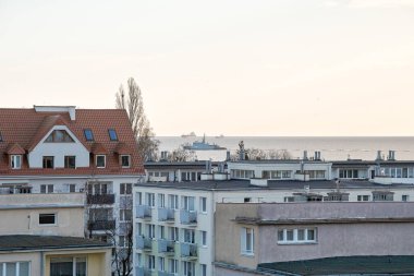 Sabah görüşürüz. Gdansk Körfezi 'ndeki gemi. Renkli sanatsal görünüş. Limanın gemi girişi. Gdansk Brzezno, Baltık Denizi. Gdansk Körfezi, Polonya.