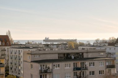 Sabah görüşürüz. Gdansk Körfezi 'ndeki gemi. Renkli sanatsal görünüş. Limanın gemi girişi. Gdansk Brzezno, Baltık Denizi. Gdansk Körfezi, Polonya.