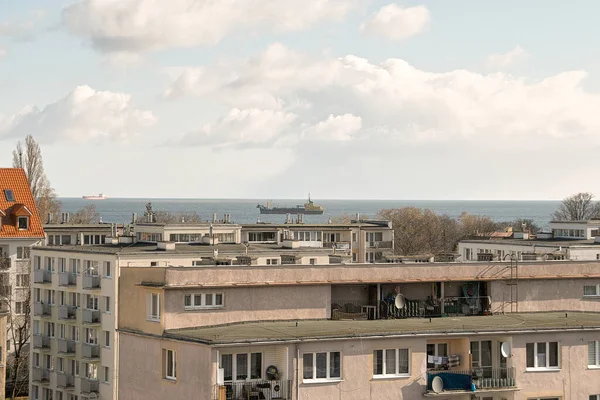 Sabah görüşürüz. Gdansk Körfezi 'ndeki gemi. Renkli sanatsal görünüş. Limanın gemi girişi. Gdansk Brzezno, Baltık Denizi. Gdansk Körfezi, Polonya.