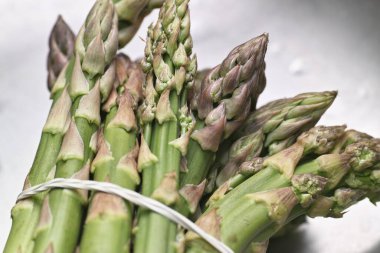 Yeşil Sparagus peynirli Carbonara makarnalı meyveli Parmiggiano Reggiano.