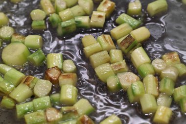 Yeşil Sparagus peynirli Carbonara makarnalı meyveli Parmiggiano Reggiano.