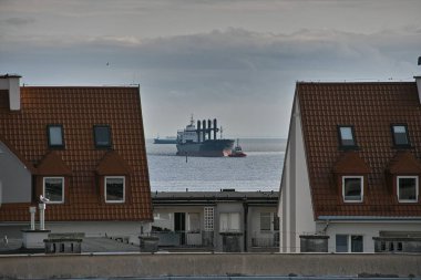 Kargo gemisi limana giriş yaptı. Gdansk Körfezi, Baltık Denizi, Gdansk, Polonya. Avrupa.