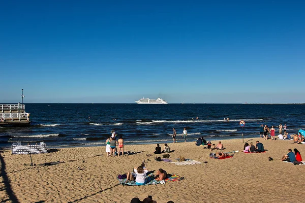 Letni Dzień Plaży Rejs Pasażerski Opuszcza Port — Zdjęcie stockowe