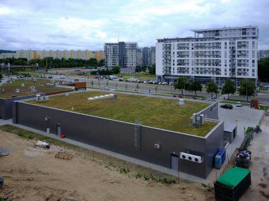 Eski binanın yıkımı, yeni binalar için meydanı temizleme. Gdansk Zaspa, Polonya.