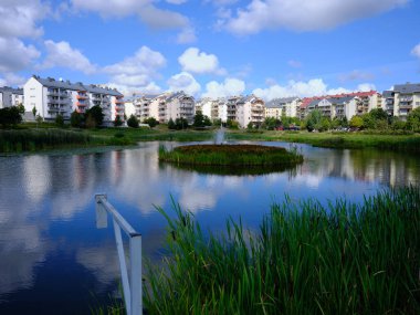 Açık hava parkı. Güneşli sıcak bir gün, yürümek ve dinlenmek için güzel bir yer. Gdansk, Polonya.