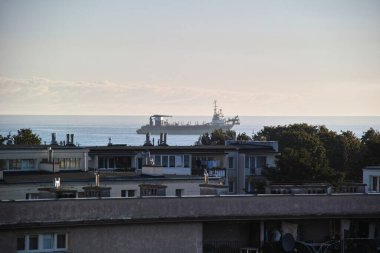 Yeşil Deniz Feneri 'ndeki limana gemi girişi. Gdansk Brzezno, Polonya, Avrupa.
