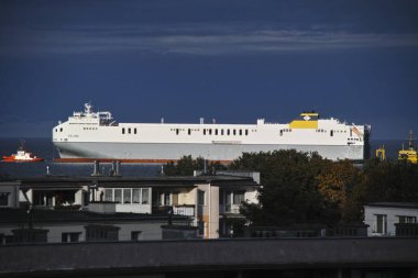 Yeşil Deniz Feneri 'ndeki limana gemi girişi. Gdansk Brzezno, Polonya, Avrupa.
