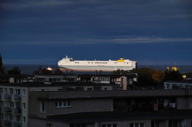 Yeşil Deniz Feneri 'ndeki limana gemi girişi. Gdansk Brzezno, Polonya, Avrupa.