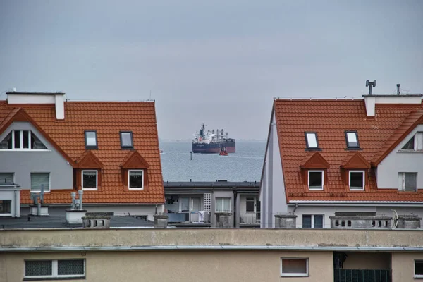 在绿色灯塔上的港口的船舶入口 Gdansk Brzezno — 图库照片