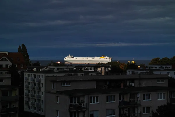 Yeşil Deniz Feneri Ndeki Limana Gemi Girişi Gdansk Brzezno Polonya — Stok fotoğraf