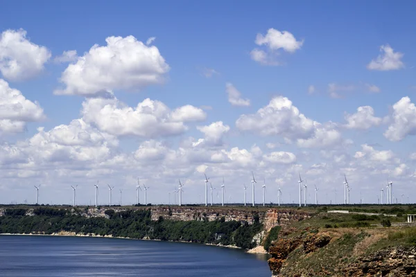 Fazenda de moinho de vento perto do mar — Fotografia de Stock