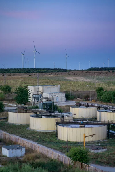 Veduta aerea verticale dell'impianto di depurazione dell'acqua con turbine eoliche al tramonto — Foto Stock